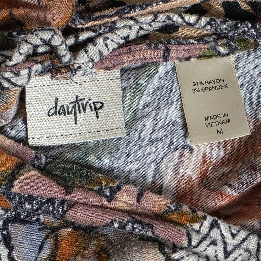 Daytrip M Floral Criss Cross Top - Picture 7 of 8